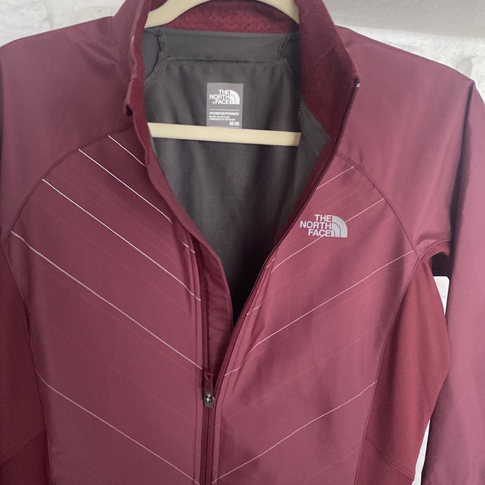 North Face Deep Garnet Red Running W Isotherm jacket NWT